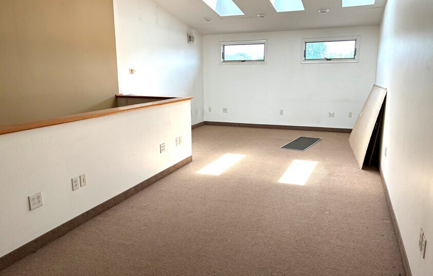 More Photos Of 1249 Lehigh Station Rd, Henrietta Warehouse For Lease
