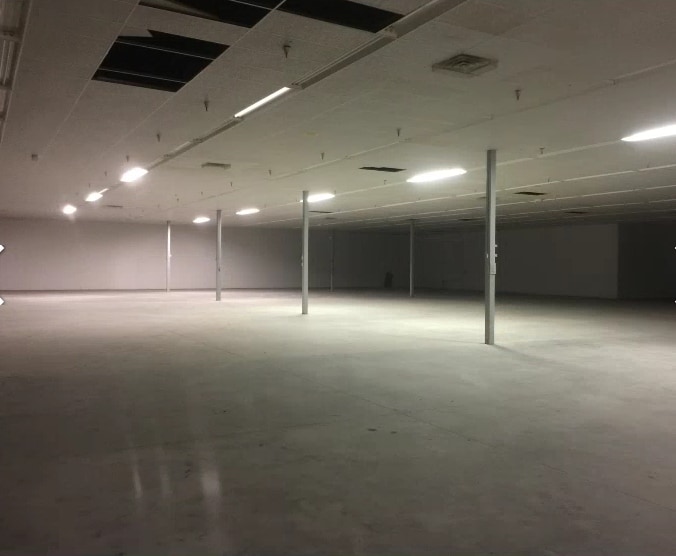 More Photos Of 1556 E Main St, Oak Hill Showroom For Lease