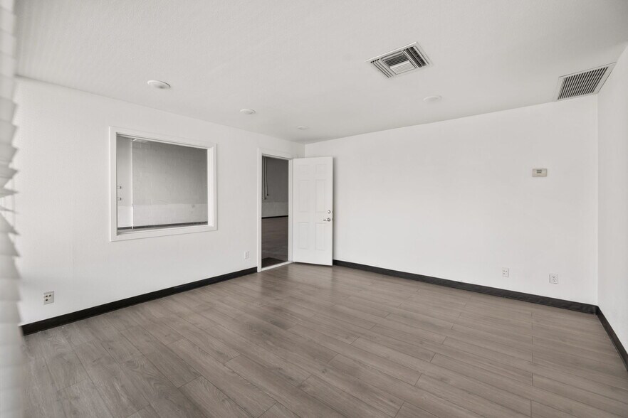 More Photos Of 800 S Vella Rd, Palm Springs Warehouse For Lease