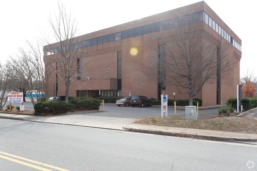 More Photos Of 2801 Crisman St, Charlotte Office For Sale
