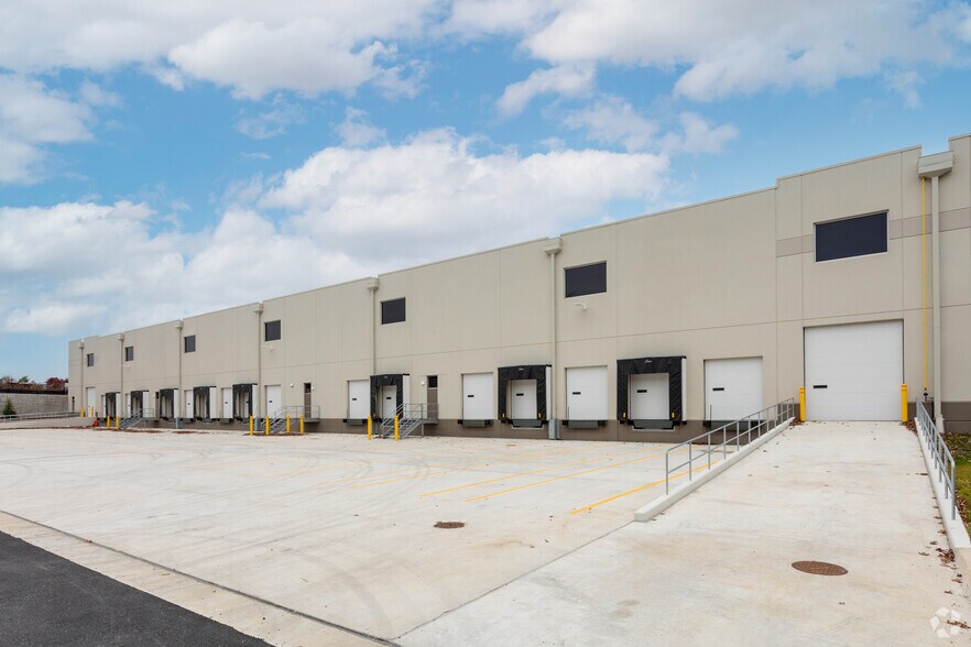 More Photos Of 44211 Mercure, Sterling Warehouse For Lease