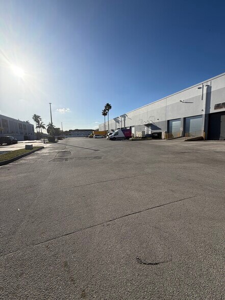 More Photos Of 4405-4493 NW 97th Ave, Doral Warehouse For Lease