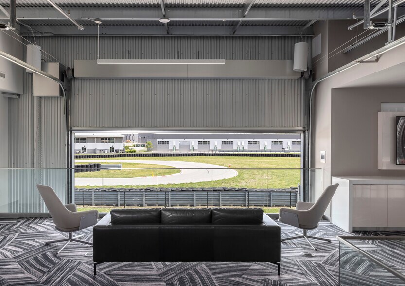 More Photos Of 40-41 Straightaway Dr, Pontiac Parking Garage For Sale