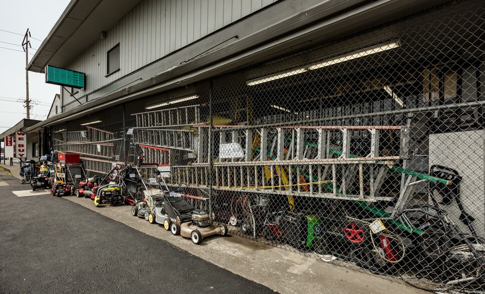 More Photos Of 13014 Pacific Ave S, Tacoma General Retail For Lease