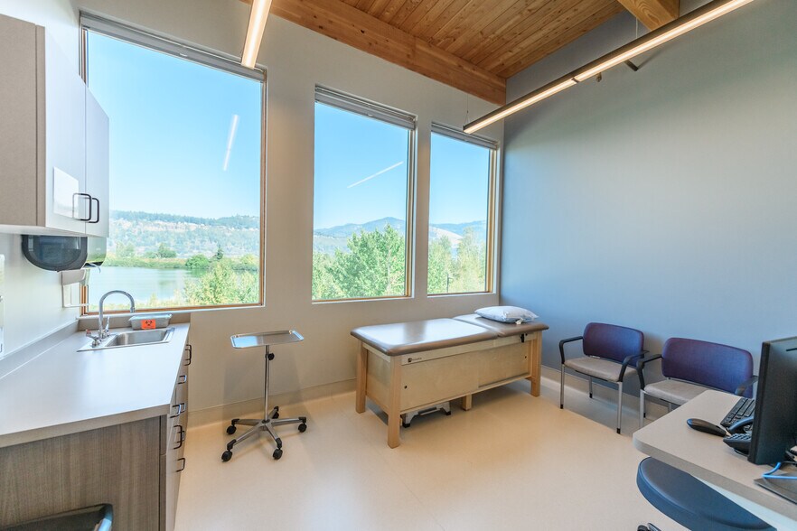 More Photos Of 33 Nichols Pkwy, Hood River Medical For Lease