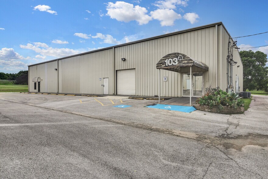More Photos Of 103 Center Point Rd, San Marcos Flex For Lease