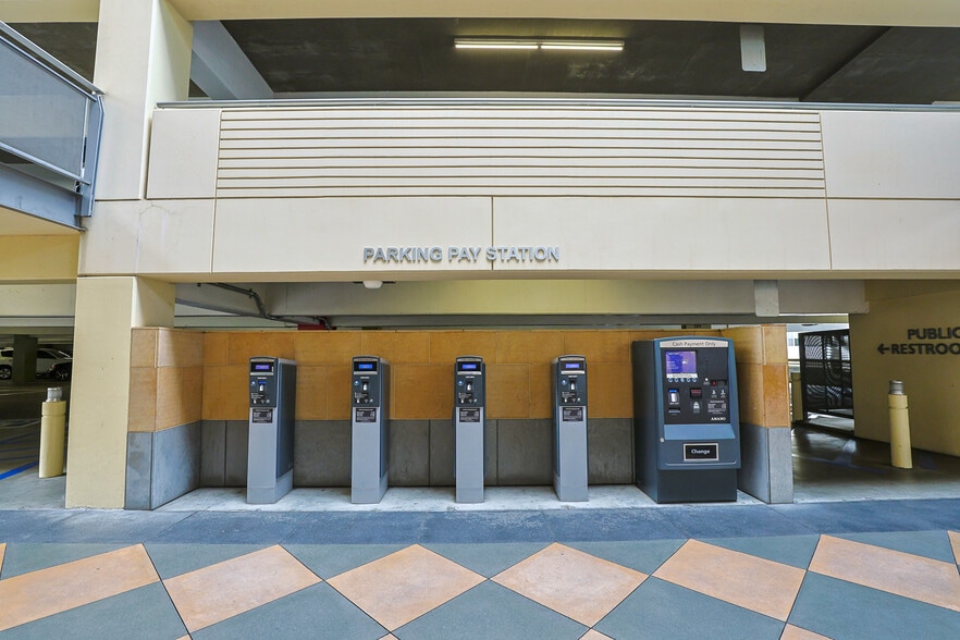 More Photos Of 15301 Ventura Blvd, Sherman Oaks Unknown For Lease