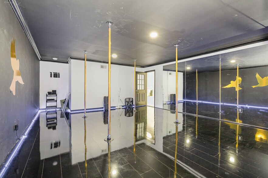 More Photos Of 100 Industrial Dr, Fredericksburg Showroom For Sale