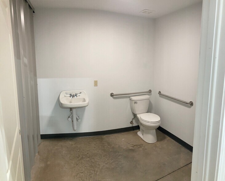 More Photos Of 3301 Malibu Dr, Jonesboro Light Distribution For Lease