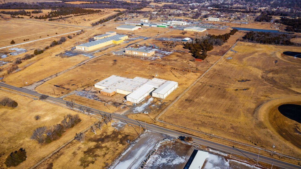 More Photos Of 730 E Eseco Rd, Cushing Warehouse For Sale