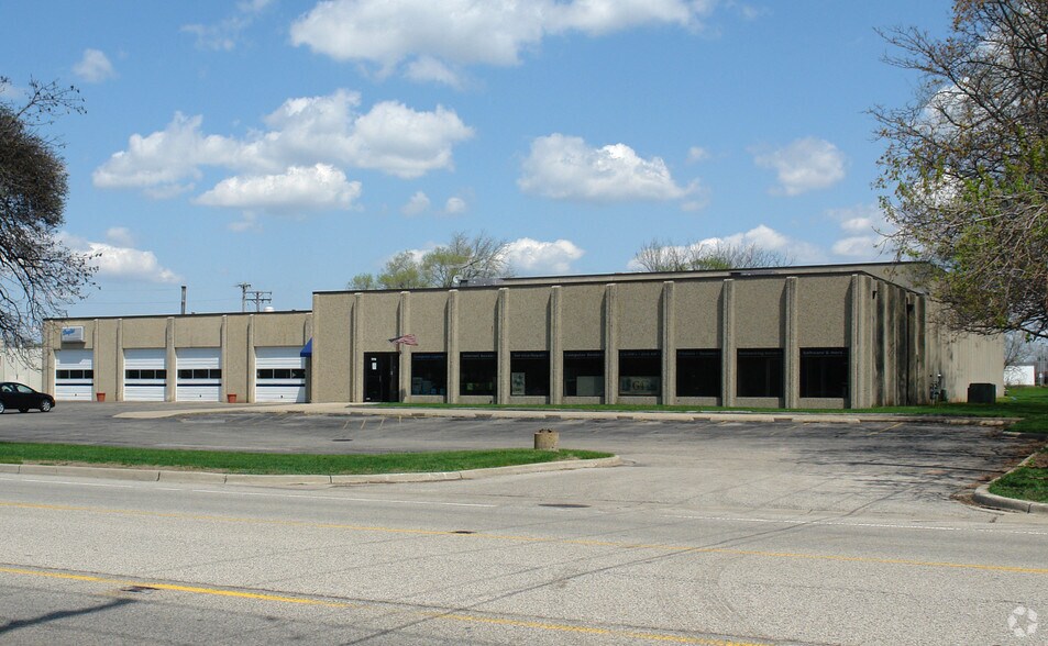 More Photos Of 7218 N Virginia Rd, Crystal Lake Light Distribution For Sale