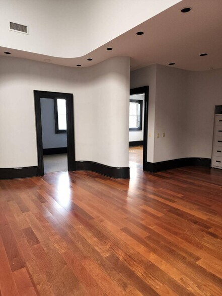 More Photos Of 3155 Roswell Rd NE, Atlanta Office For Sale