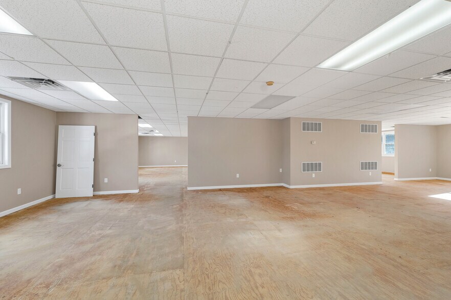 More Photos Of 5 Buttrick Rd, Londonderry Office For Lease