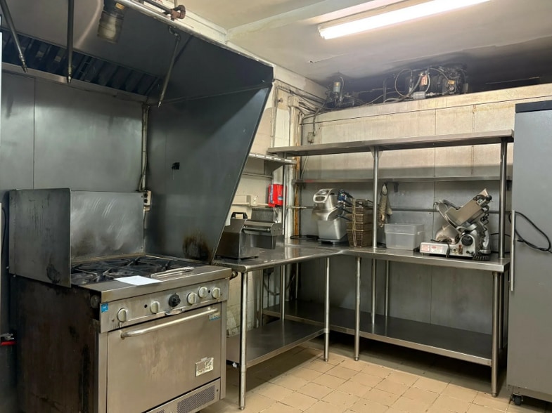 More Photos Of 15612 Fort St, Southgate Restaurant For Sale