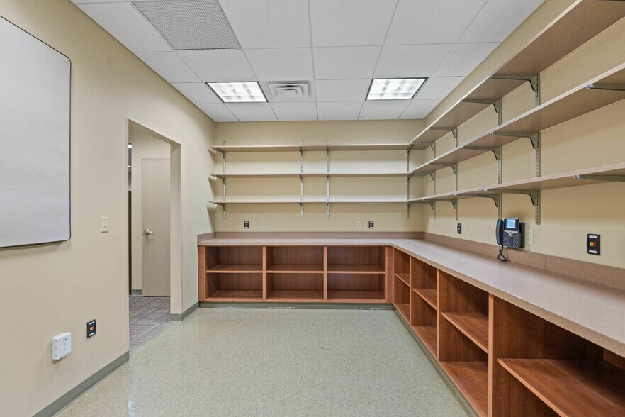 More Photos Of 326 Partnership Pky, Maryville Loft Creative Space For Sale