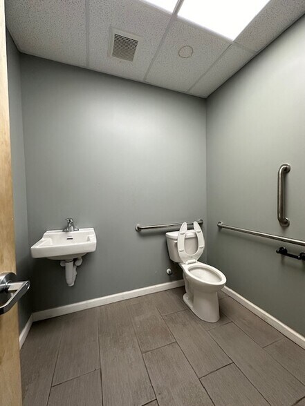 More Photos Of 2125 US Highway 130, North Brunswick Unknown For Lease