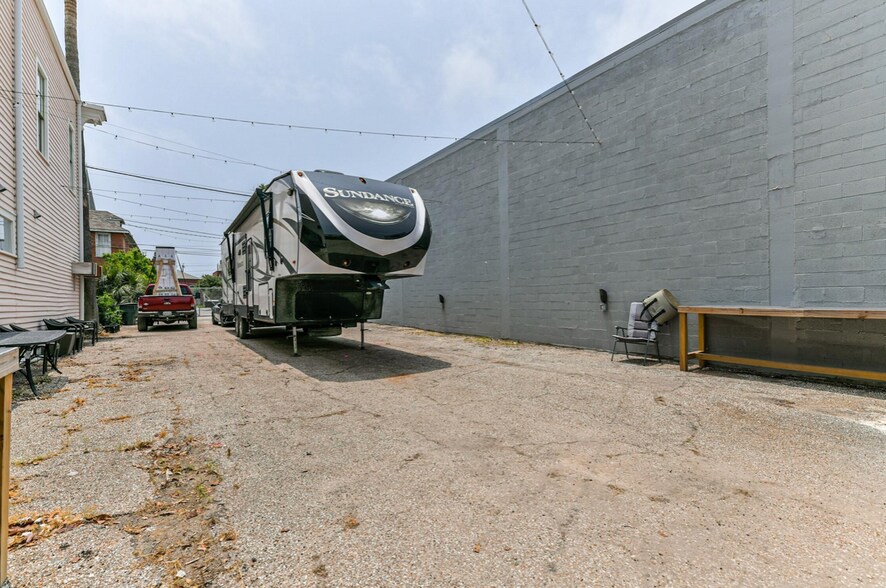More Photos Of 2415 Church St, Galveston Light Distribution For Lease