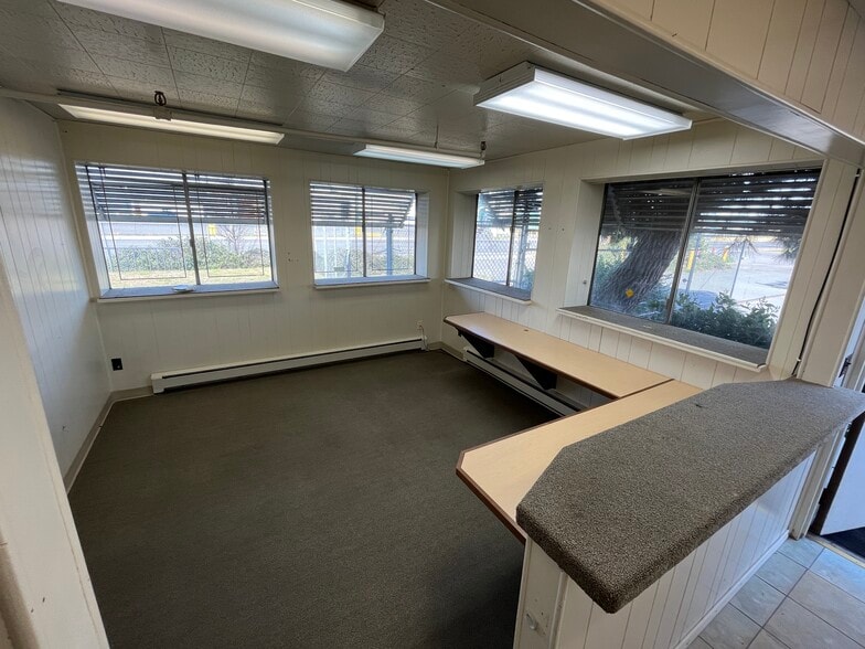More Photos Of 1710 Antelope Rd, White City Warehouse For Lease