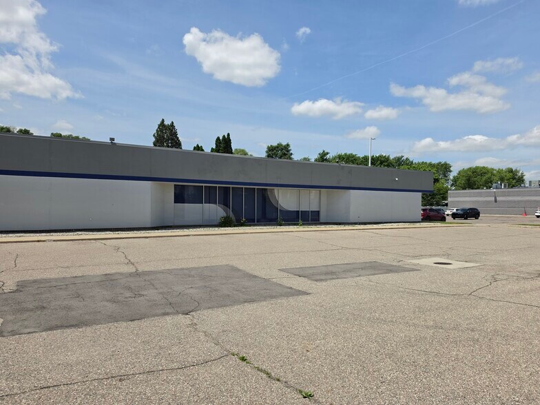 More Photos Of 2188 S Center Rd, Burton Freestanding For Sale