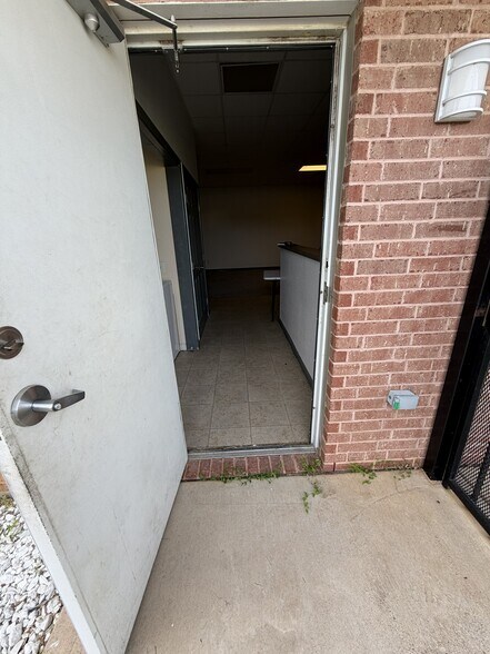 More Photos Of 7321 Wichita St, Forest Hill Self Storage For Lease