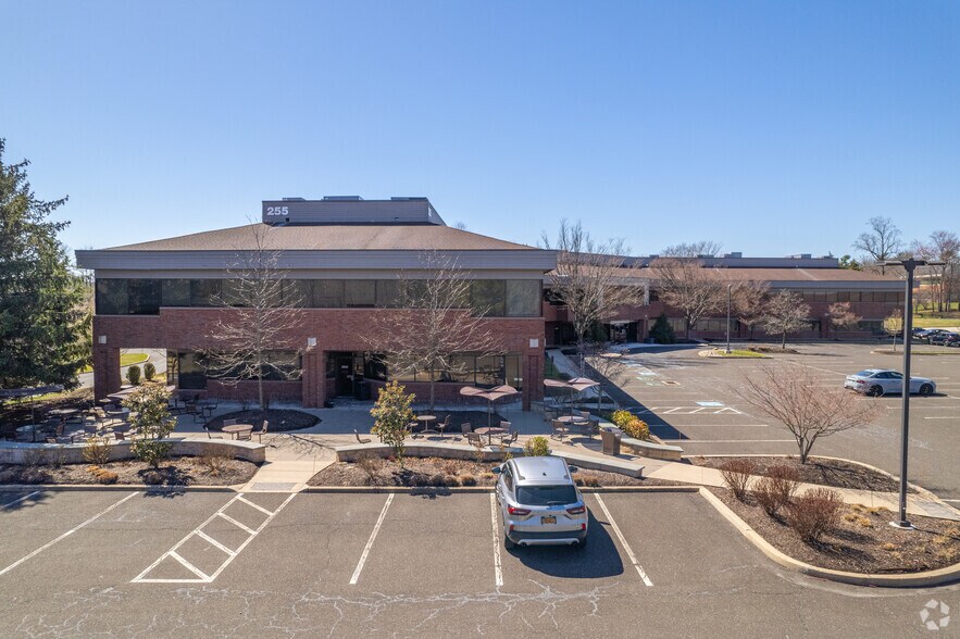 More Photos Of 255 Business Center Dr, Horsham Township Office For Lease