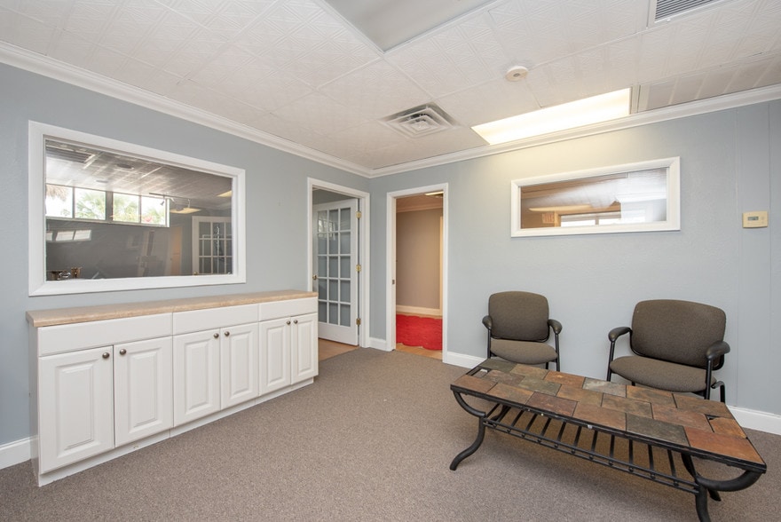 More Photos Of 7430 Tamiami Trl, Sarasota Loft Creative Space For Lease