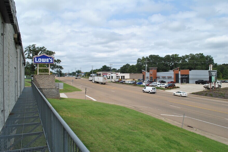 More Photos Of 2095-2103 S Highland Ave, Jackson Storefront Retail Office For Lease