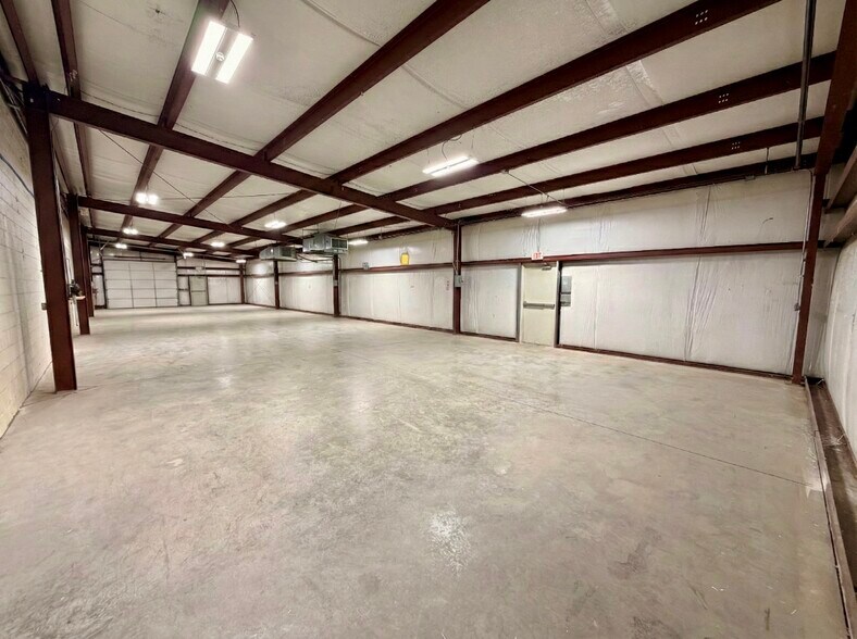 More Photos Of 1505 Southeastern Ave, Indianapolis Warehouse For Lease