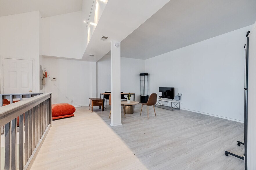 More Photos Of 302 W Victory Dr, Savannah Freestanding For Sale