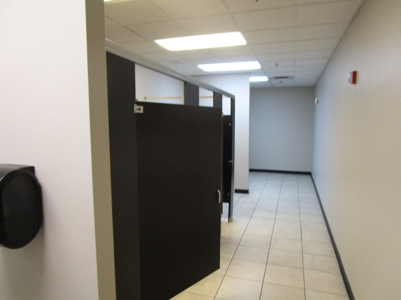 More Photos Of 7127-7133 Riverside Pky, Tulsa Office For Sale