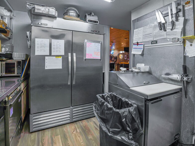 More Photos Of 142 S Main St, Jefferson Flex For Sale