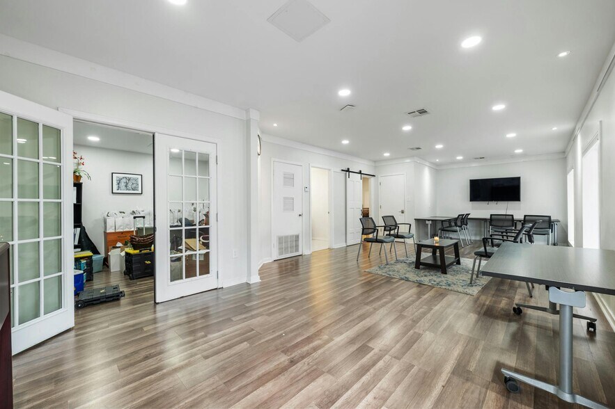 More Photos Of 2413-2415 Greenlawn Pky, Austin Office For Sale