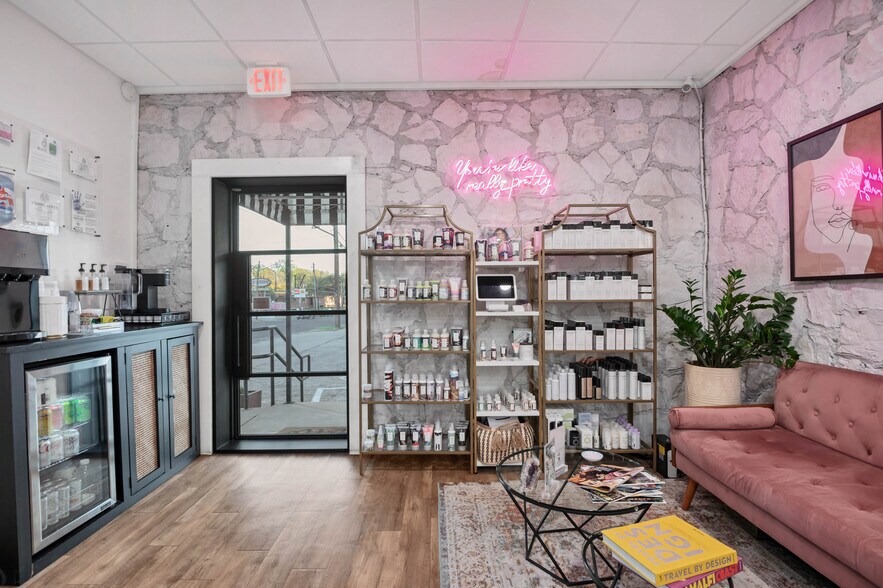 More Photos Of 1001 W 34th St, Austin Freestanding For Lease