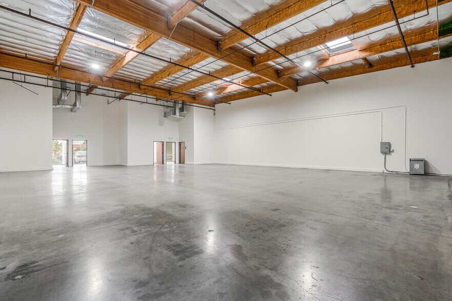 More Photos Of 12711 Ramona Blvd, Baldwin Park Warehouse For Lease