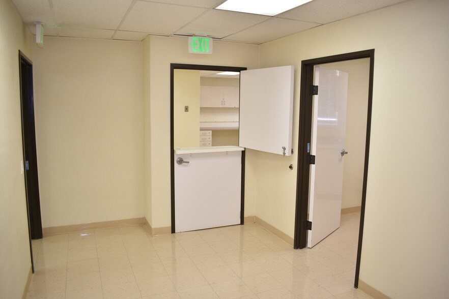 More Photos Of 2501 S Hill St, Los Angeles Office For Sale