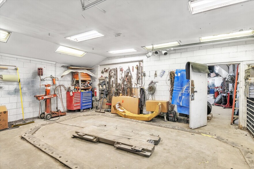 More Photos Of 9846 E Grand River Ave, Brighton Service For Sale