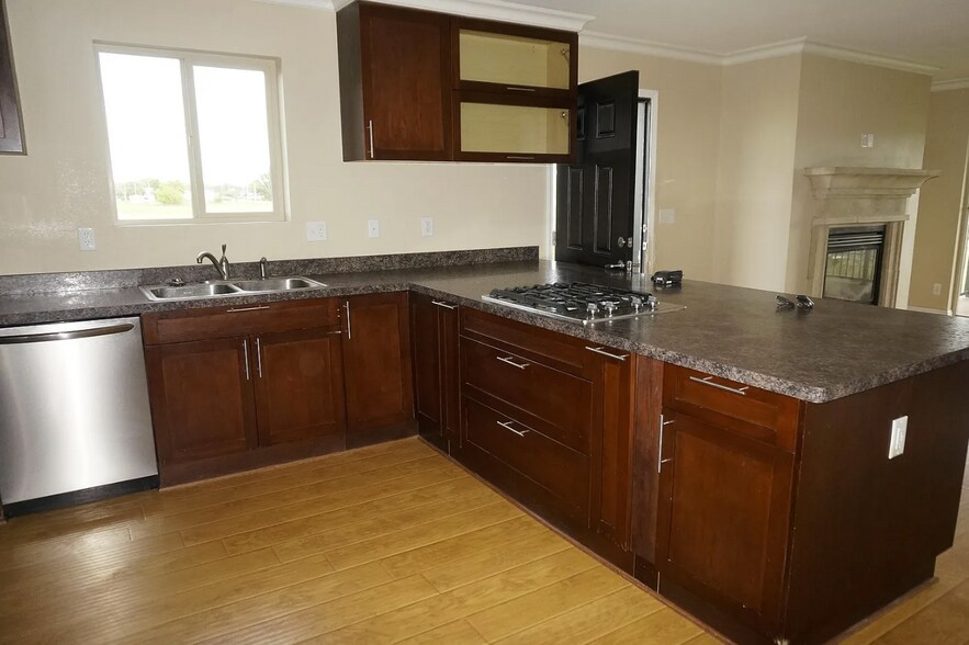 More Photos Of 1005 Main St, Gladstone Apartments For Sale