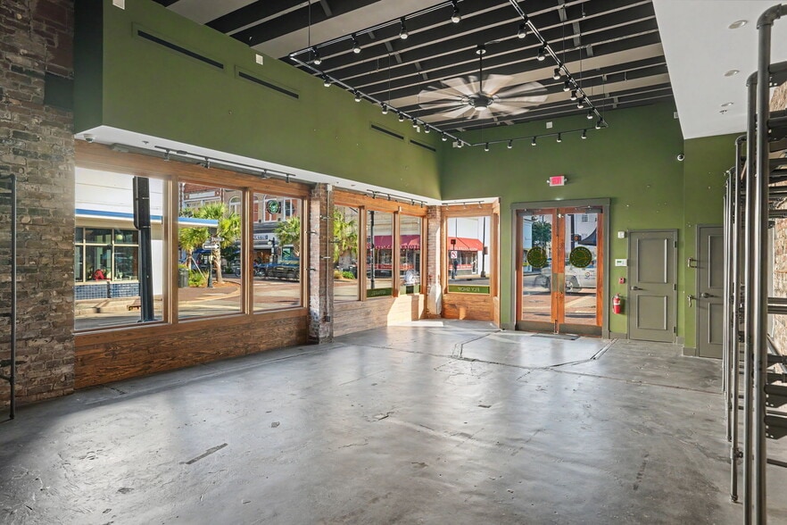 More Photos Of 101 E Broughton St, Savannah Storefront Retail Office For Lease