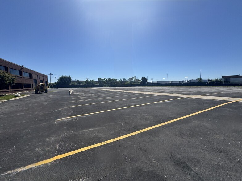 More Photos Of 621 Busse Rd, Bensenville Warehouse For Lease