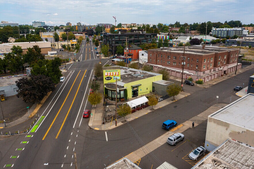 More Photos Of 727 SE Washington St, Portland General Retail For Lease