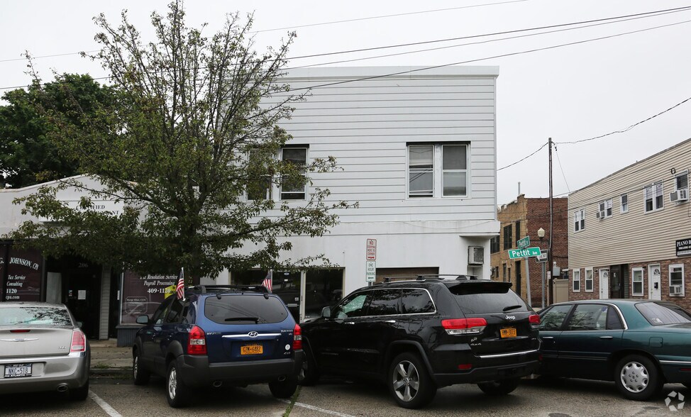 More Photos Of 210 Pettit Ave, Bellmore Storefront Retail Office For Lease