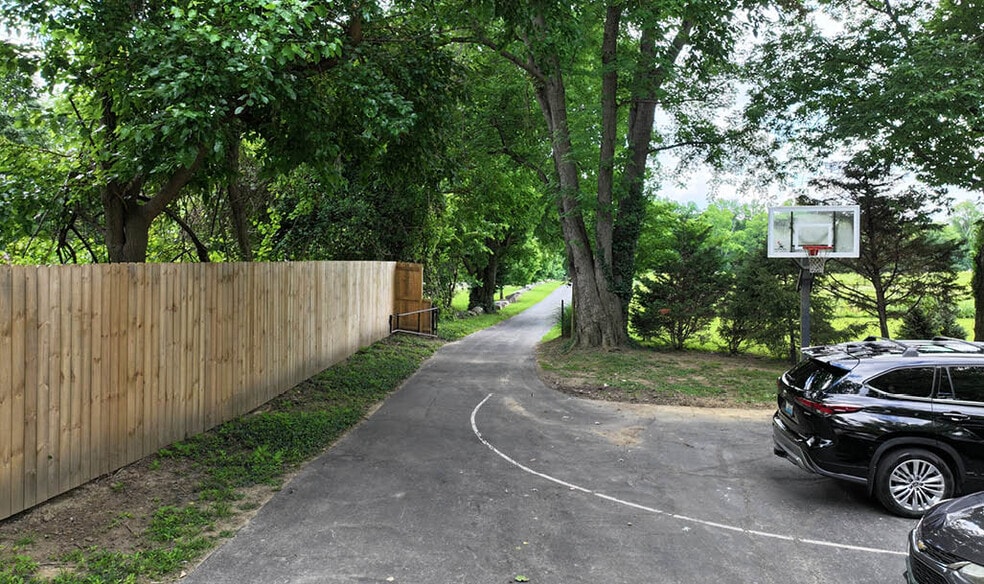More Photos Of 3227 River Rd, Louisville Specialty For Sale