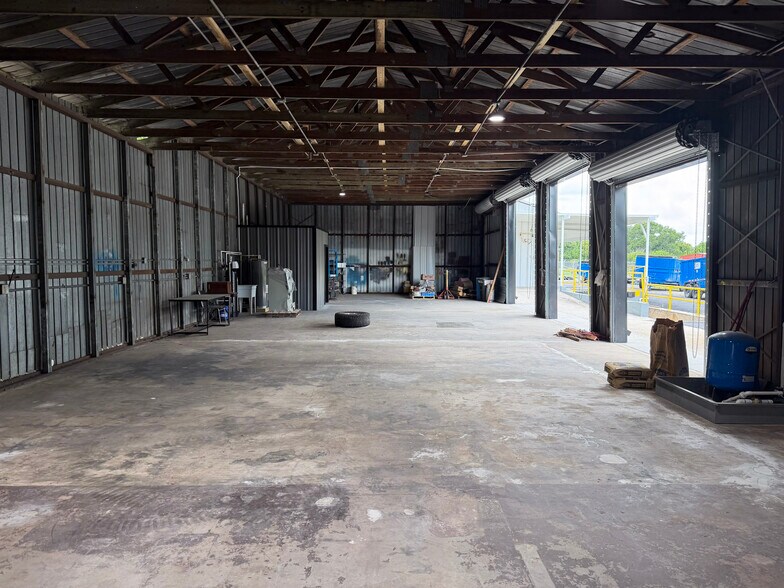 More Photos Of 301 Charlie Griffin Rd, Plant City Flex For Lease