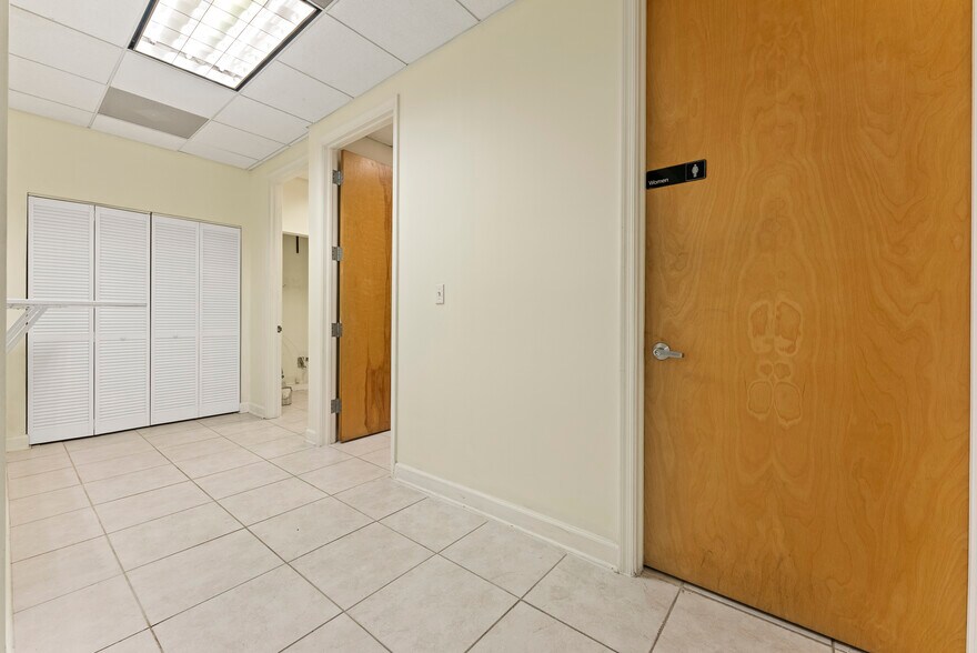 More Photos Of 20165-20199 NE 16th Pl, Miami Flex For Lease