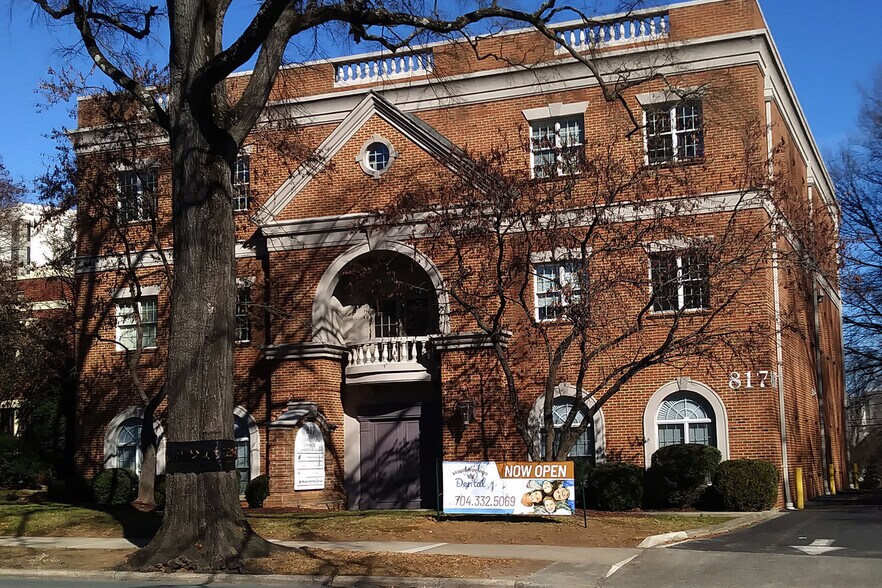 More Photos Of 817 E Morehead St, Charlotte Office For Lease