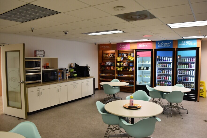 More Photos Of 2400 118th Ave N, Saint Petersburg Manufacturing For Sale