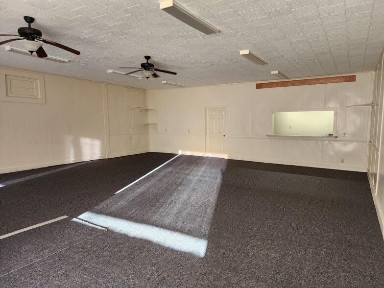 More Photos Of 110 N Zavalla St, Jasper Showroom For Sale