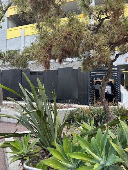 More Photos Of 319 E 2nd St, Los Angeles General Retail For Lease