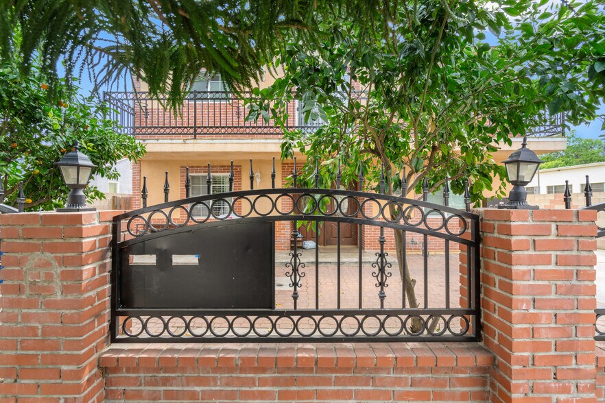 More Photos Of 14646 Kittridge St, Van Nuys Apartments For Sale