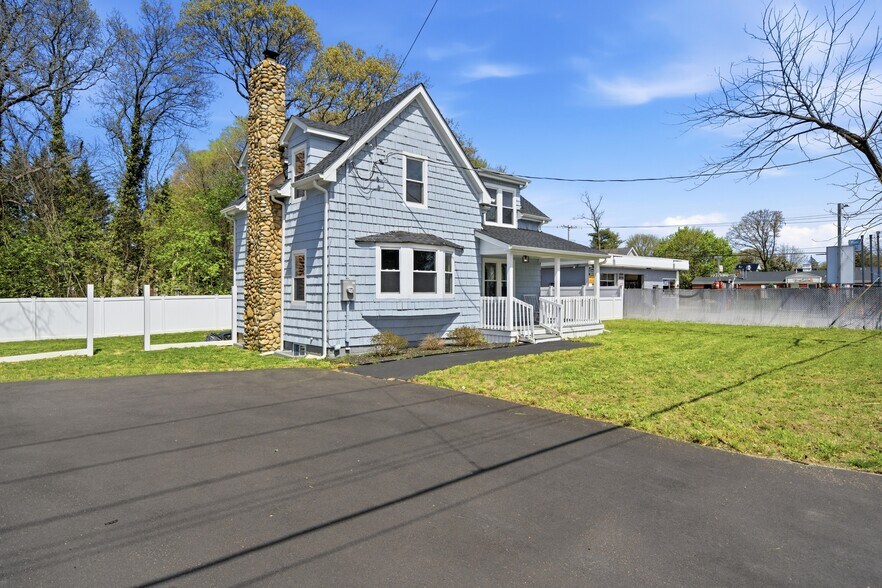 More Photos Of 749 E Main St, Kings Park Office For Sale